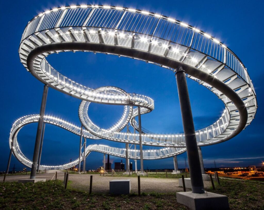 Tiger and Turtle nachts, Foto: Maarten Takens, CC BY-SA 2.0 - Titelbild ebenso.